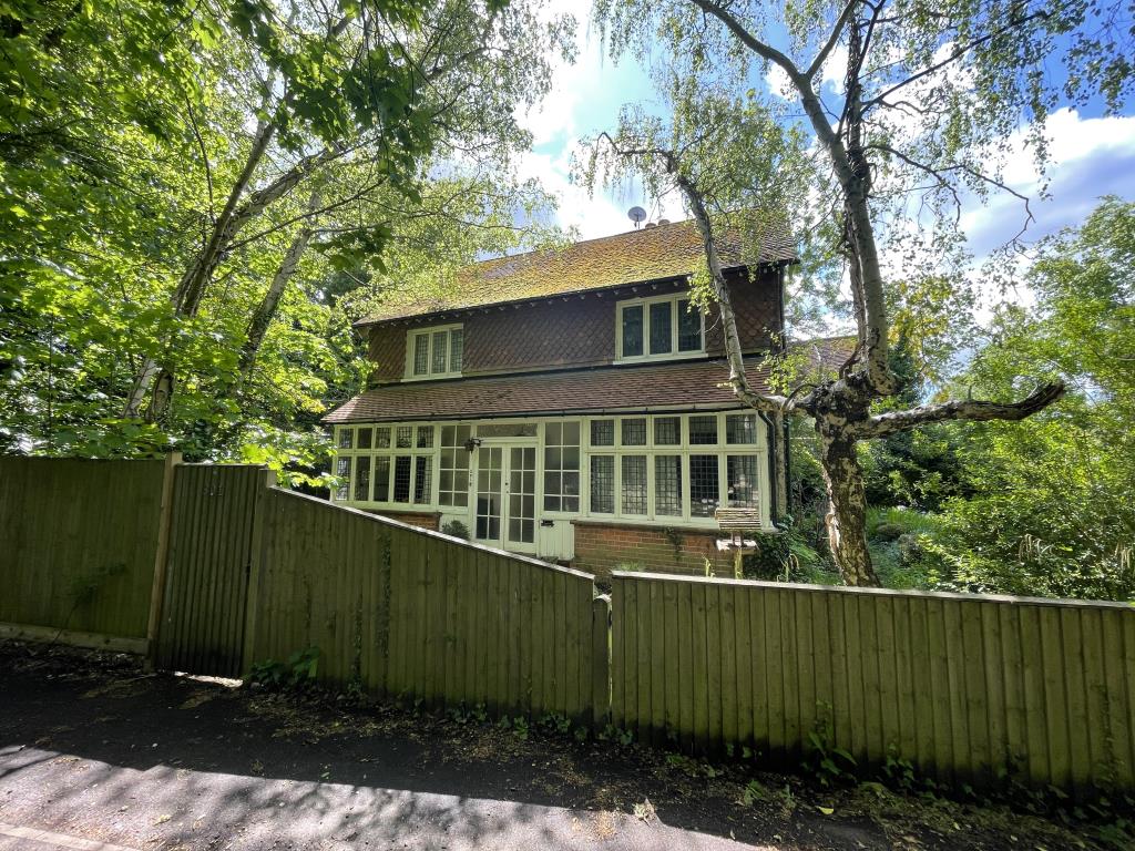 Lot: 51 - DETACHED COTTAGE LET ON A REGULATED TENANCY - 